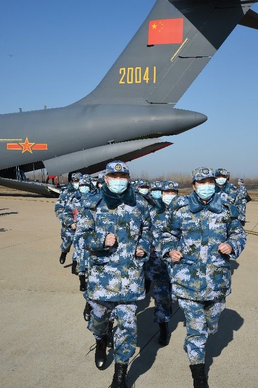 ↑2020年2月17日，一批軍隊支援湖北醫(yī)療隊員抵達武漢天河機場。新華社記者 黎云 攝