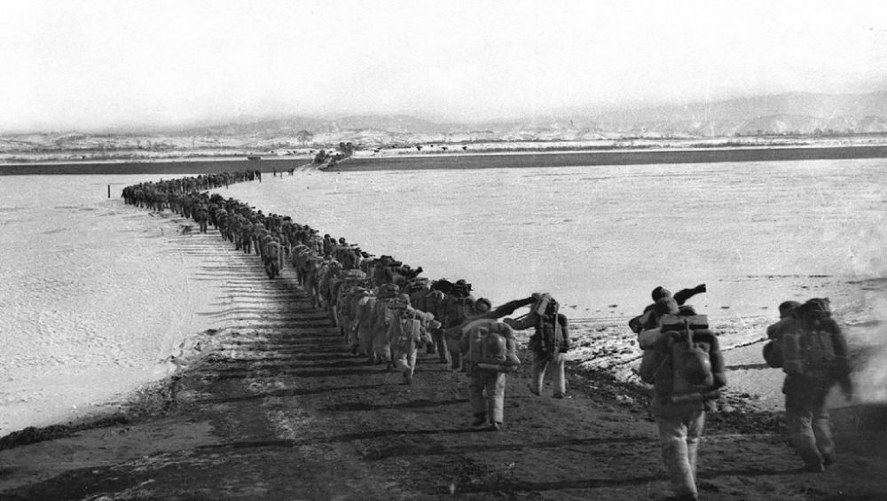 ↑1950年10月19日，中國人民志愿軍雄赳赳、氣昂昂跨過鴨綠江，和朝鮮人民一道共同抗擊侵略者。新華社發(fā)（黎民 攝）
