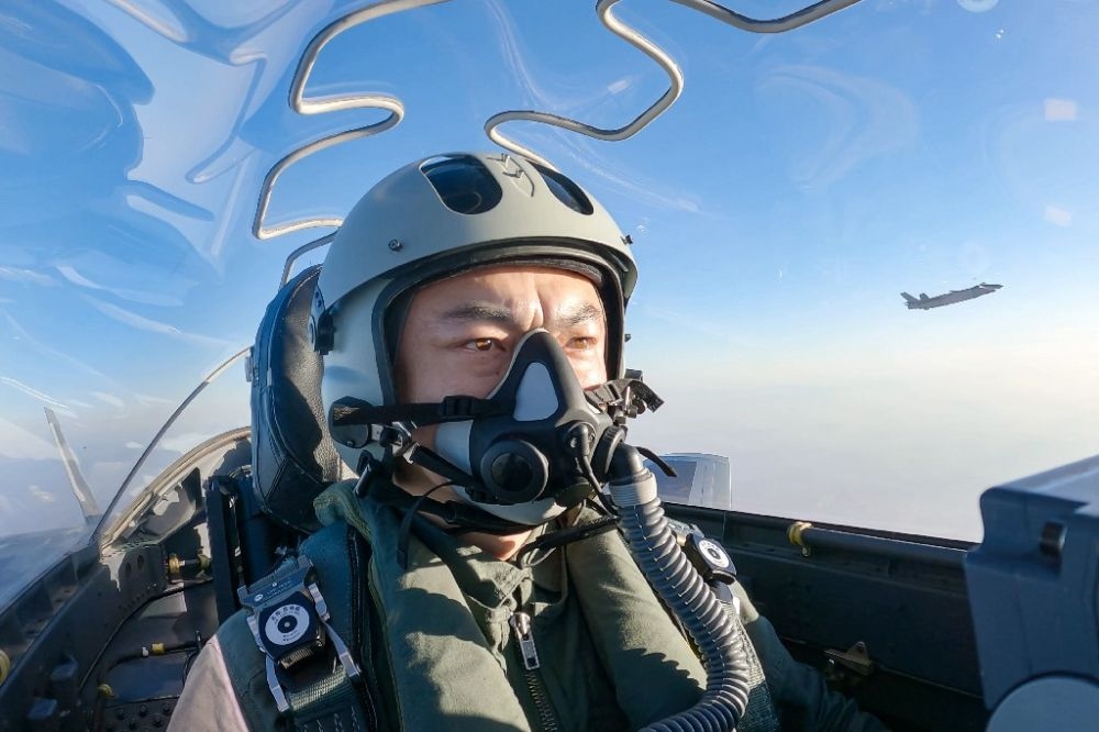 ↑全國人大代表、“強軍先鋒飛行大隊”大隊長高中強進行編隊飛行訓(xùn)練（2023年2月9日攝）。新華社發(fā)（姜皓元 攝）