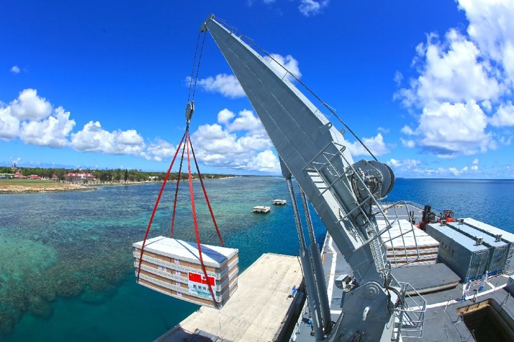 ↑赴湯加執(zhí)行運送救災(zāi)物資任務(wù)的中國海軍艦艇編隊在努庫阿洛法港卸載移動板房（2022年2月19日攝）。新華社發(fā)（薛成清 攝）