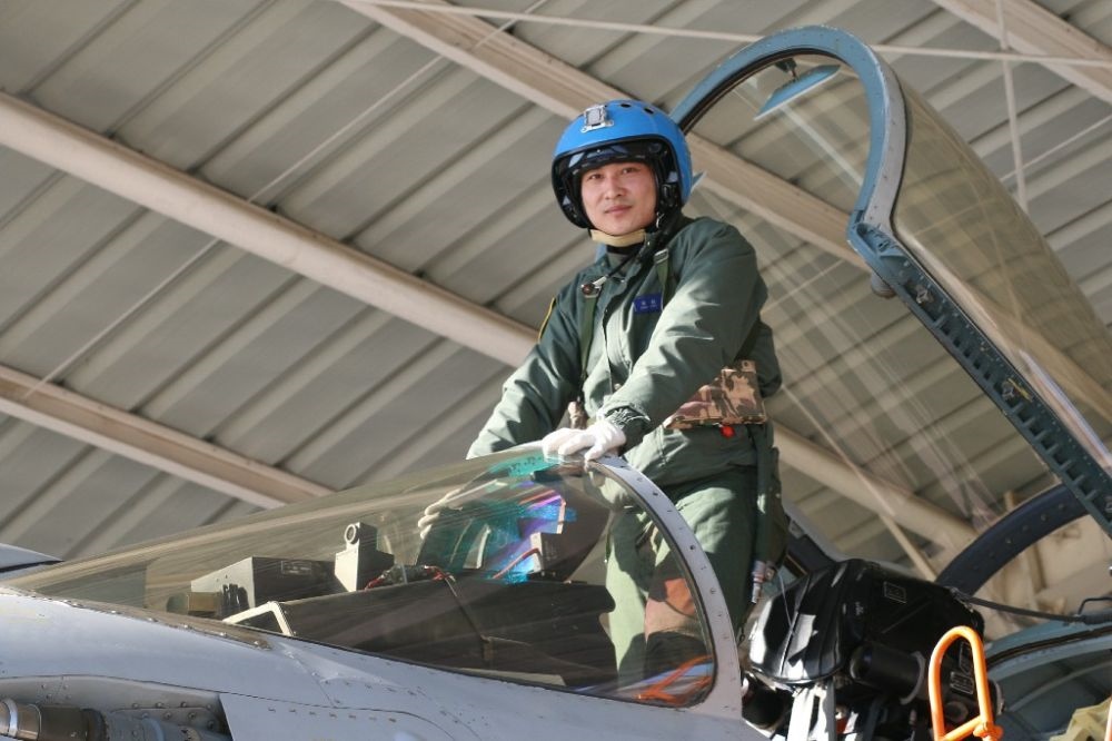 ↑海軍某艦載航空兵部隊原一級飛行員張超（2016年1月27日攝）。新華社發(fā)