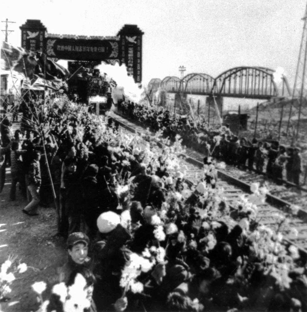 △1958年10月26日，列車駛過鴨綠江畔的凱旋門，中國人民志愿軍戰(zhàn)士回到祖國懷抱。