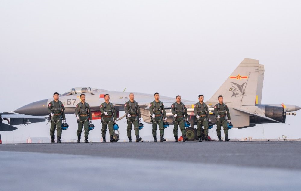 ↑海軍航空大學(xué)某基地艦載機飛行教官群體（2021年12月11日攝）。新華社發(fā)（萬全 攝）