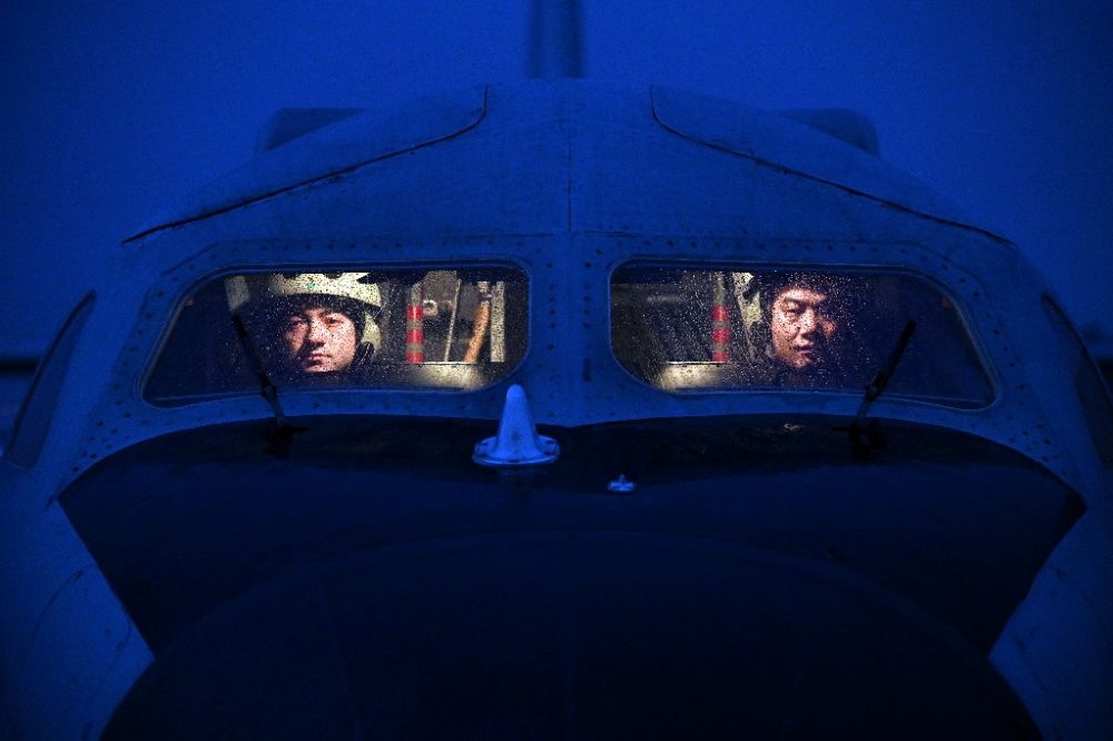↑空軍航空兵某團飛行二大隊飛行員準備夜間飛行（2023年2月17日攝）。新華社發(fā)（余紅春 攝）