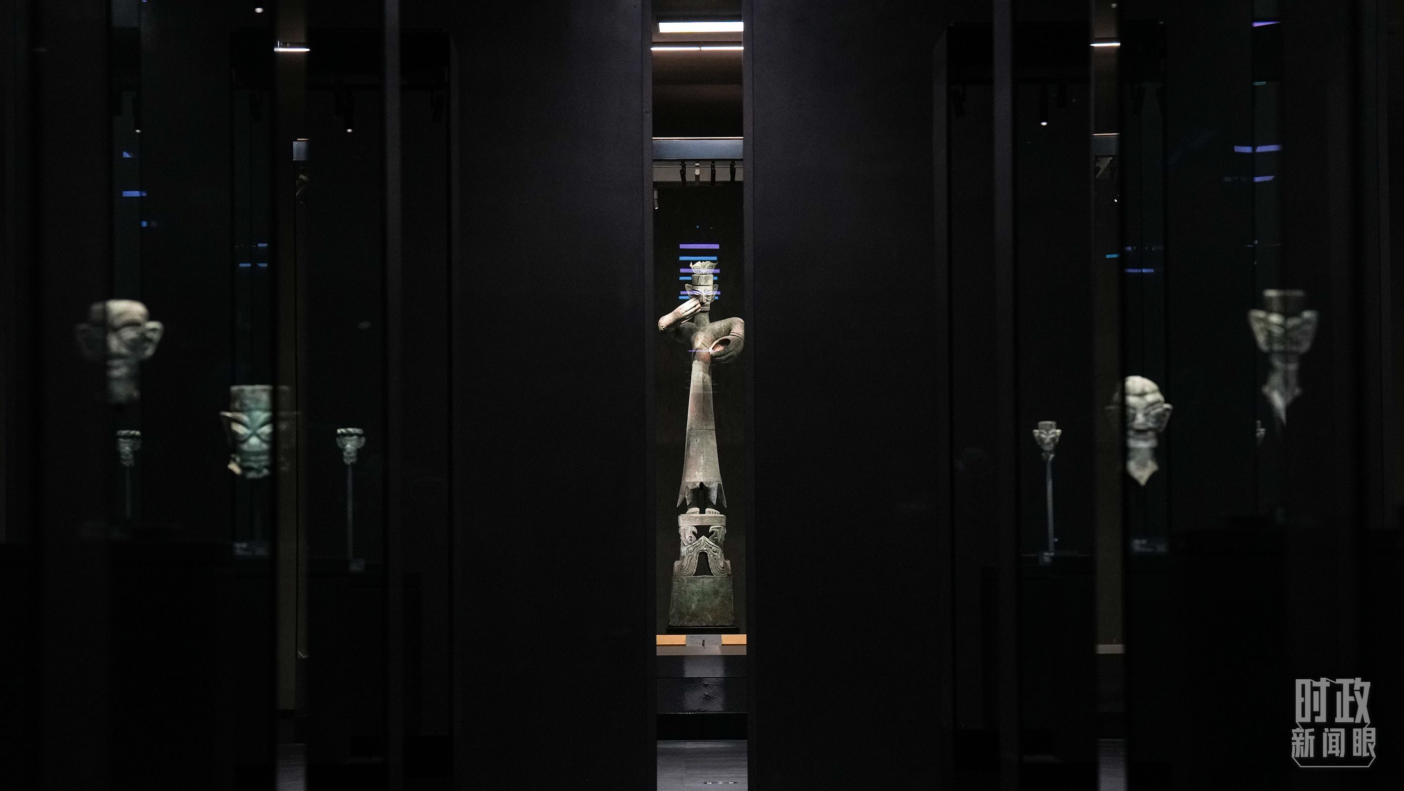 △三星堆出土的青銅大立人像。（總臺國廣記者李晉拍攝）
