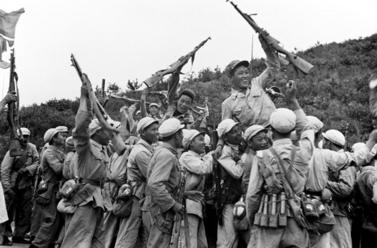  這是中國(guó)人民志愿軍和朝鮮人民軍一起歡慶戰(zhàn)斗勝利。新華社發(fā)（資料照片）