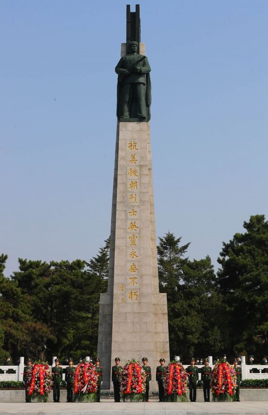 2022年9月30日，遼寧省暨沈陽(yáng)市向烈士紀(jì)念碑敬獻(xiàn)花籃儀式在沈陽(yáng)抗美援朝烈士陵園紀(jì)念碑廣場(chǎng)舉行。新華社記者 楊青 攝