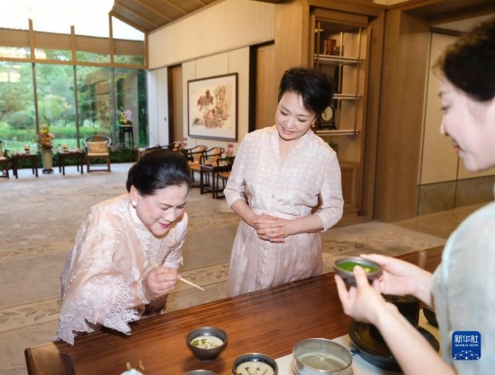 7月27日下午，國家主席習(xí)近平夫人彭麗媛在四川成都會(huì)見陪同印度尼西亞總統(tǒng)佐科來華出席第31屆世界大學(xué)生夏季運(yùn)動(dòng)會(huì)開幕式并訪華的總統(tǒng)夫人伊莉亞娜。這是彭麗媛邀請(qǐng)伊莉亞娜觀看茶藝表演，并同伊莉亞娜親切茶敘。新華社記者 丁林 攝