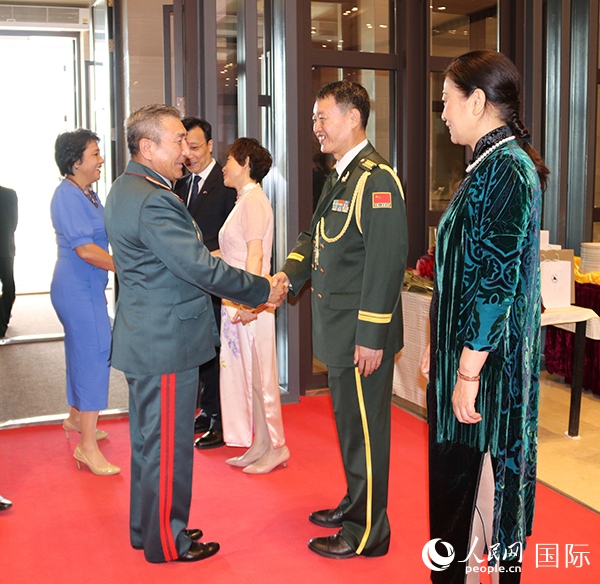 國(guó)防武官胡德君大校迎接賓客。人民網(wǎng)記者李強(qiáng)攝