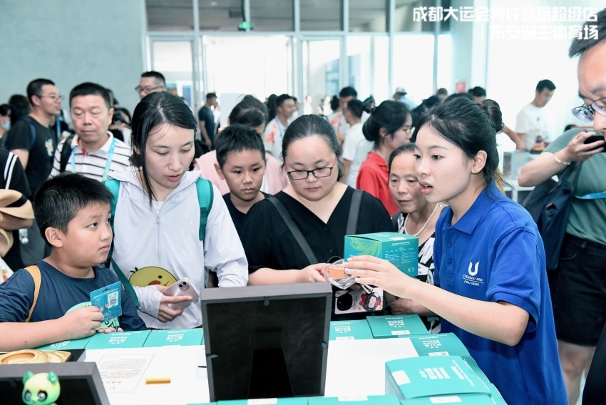在特許商品零售店挑選“蓉寶”的顧客。人民網(wǎng)記者 朱虹攝