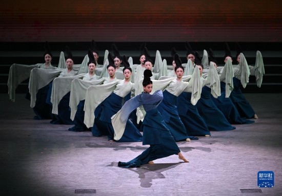 7月29日，演員在聯(lián)歡會現(xiàn)場表演《只此青綠》。新華社記者 蔡湘鑫 攝