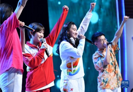 7月29日，中國運動員張家齊（左二）在聯(lián)歡會現(xiàn)場演唱。新華社記者 張端 攝