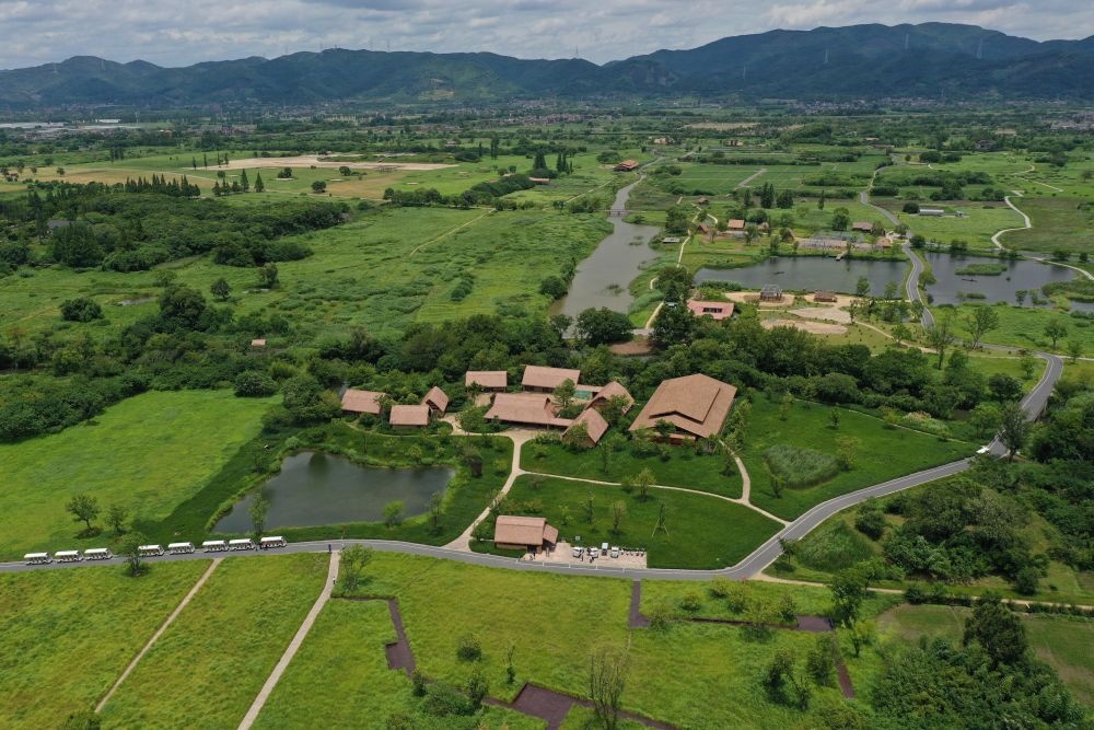 這是在浙江省杭州市余杭區(qū)拍攝的良渚古城遺址公園（2022年7月6日攝，無人機照片）。新華社記者 黃宗治 攝