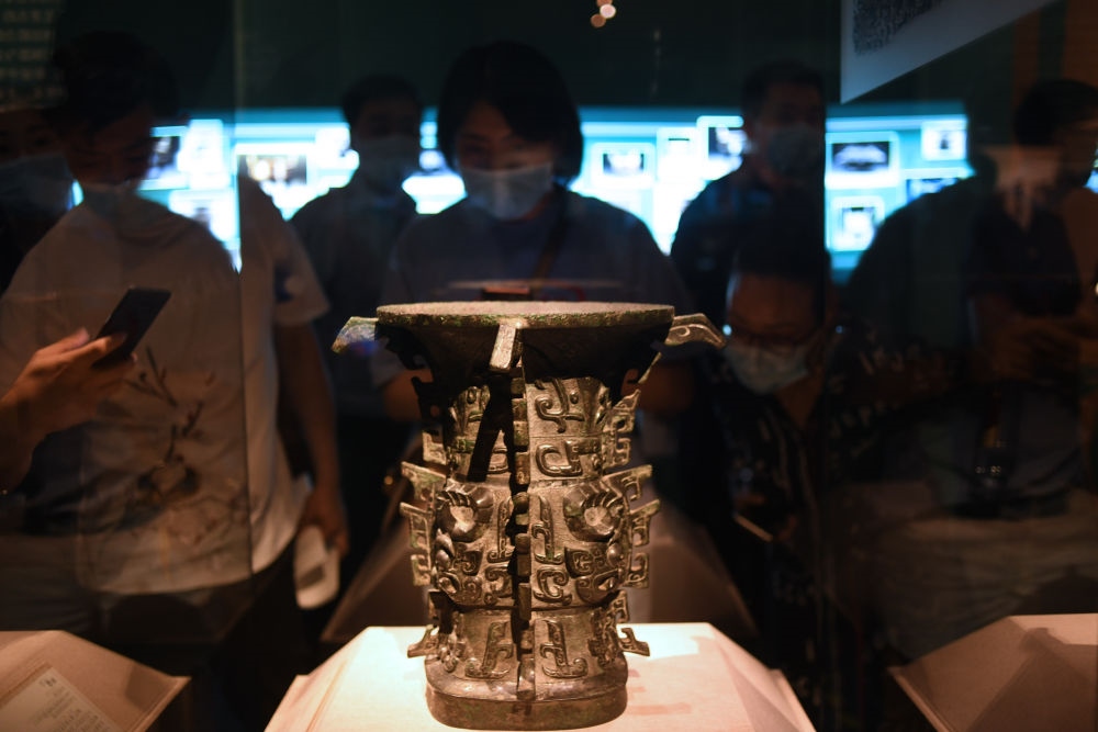 觀眾在北京中國國家博物館“宅茲中國——寶雞出土青銅器與金文精華”展上參觀西周早期禮器何尊（2020年8月14日攝）。新華社記者 金良快 攝