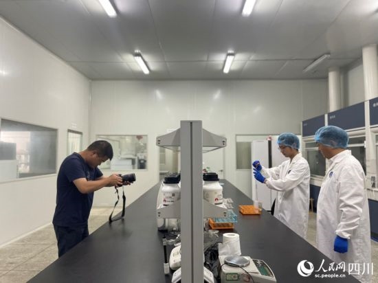 記者在位于成都市大邑縣的海光食品有限公司進(jìn)行采訪。人民網(wǎng)記者 何旭攝