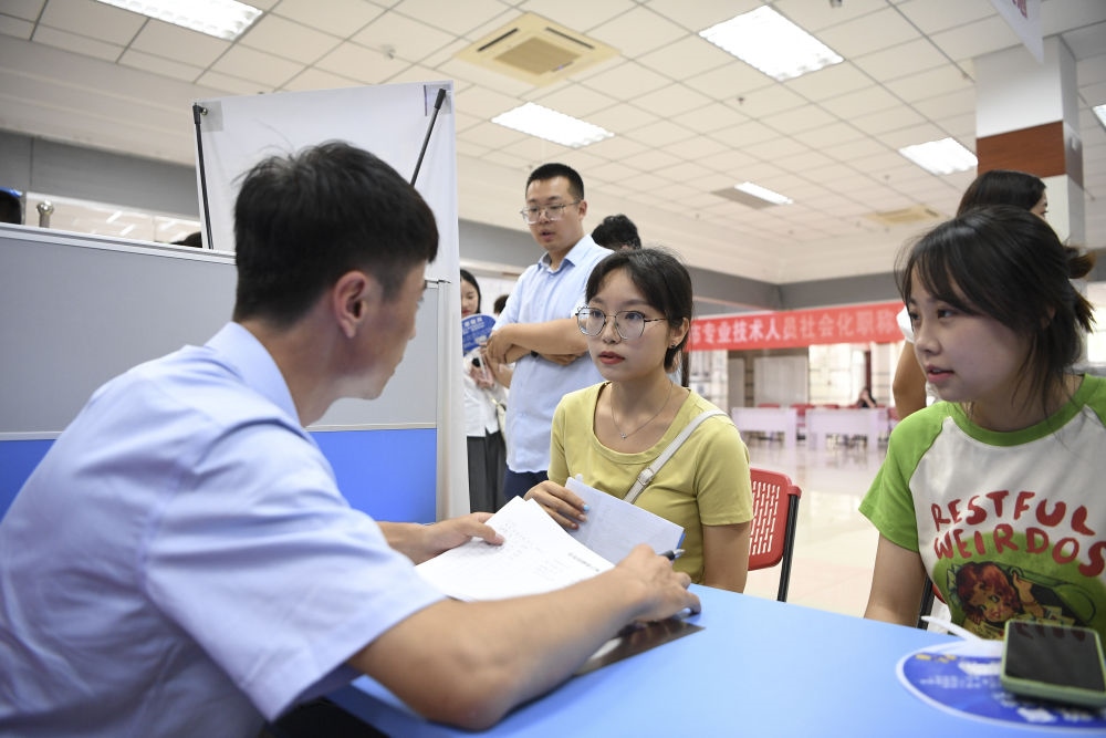 2023年7月29日，“揚就業(yè)之帆，啟夢想之旅”2023年寧夏（銀川）離校未就業(yè)高校畢業(yè)生招聘會在寧夏（銀川）人力資源服務產(chǎn)業(yè)園舉行。求職者（右）在招聘會現(xiàn)場與用人單位交流。新華社記者 馮開華 攝