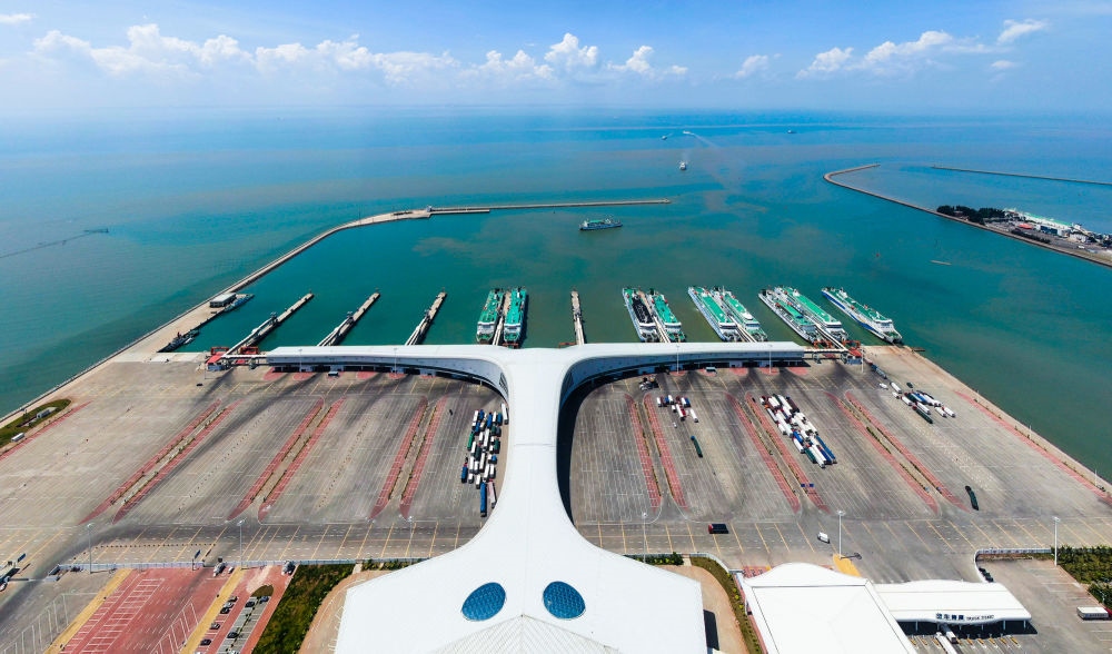 廣東省湛江市徐聞港風光（2023年5月26日攝，無人機照片）。徐聞港是瓊州海峽北岸最主要的客貨運輸港口，是連接粵港澳大灣區(qū)與海南自由貿(mào)易港的重要港口。新華社記者 鄧華 攝