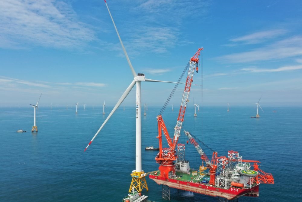 2023年6月28日拍攝的全球首臺16兆瓦海上風電機組吊裝現(xiàn)場（無人機照片）。新華社記者 林善傳 攝