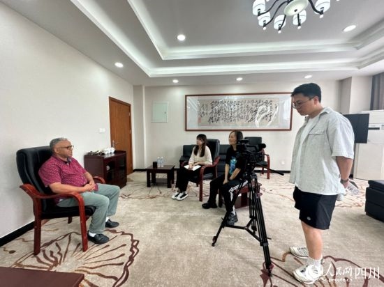 記者在成都紡織高等?？茖W(xué)校進(jìn)行采訪。人民網(wǎng)記者 王波攝