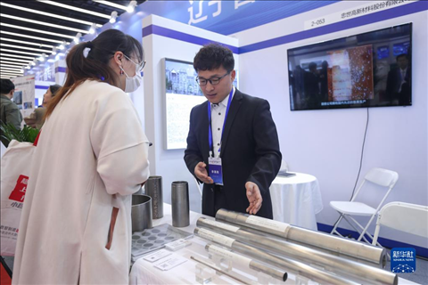 4月8日，參展商在2023中國中小企業(yè)發(fā)展大會“專精特新”中小企業(yè)展覽會上向觀眾介紹產(chǎn)品。新華社記者 龍雷 攝