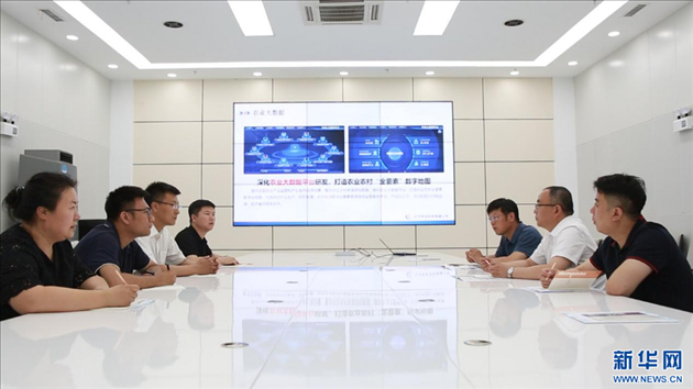 相關(guān)部門工作人員來到遼寧牧龍科技有限公司，了解企業(yè)訴求。新華網(wǎng)丁成玉攝