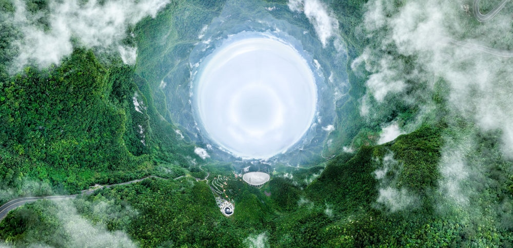 6月22日拍攝的“中國天眼”全景（維護(hù)保養(yǎng)期間拍攝，無人機(jī)全景拼接照片）。新華社記者 歐東衢 攝
