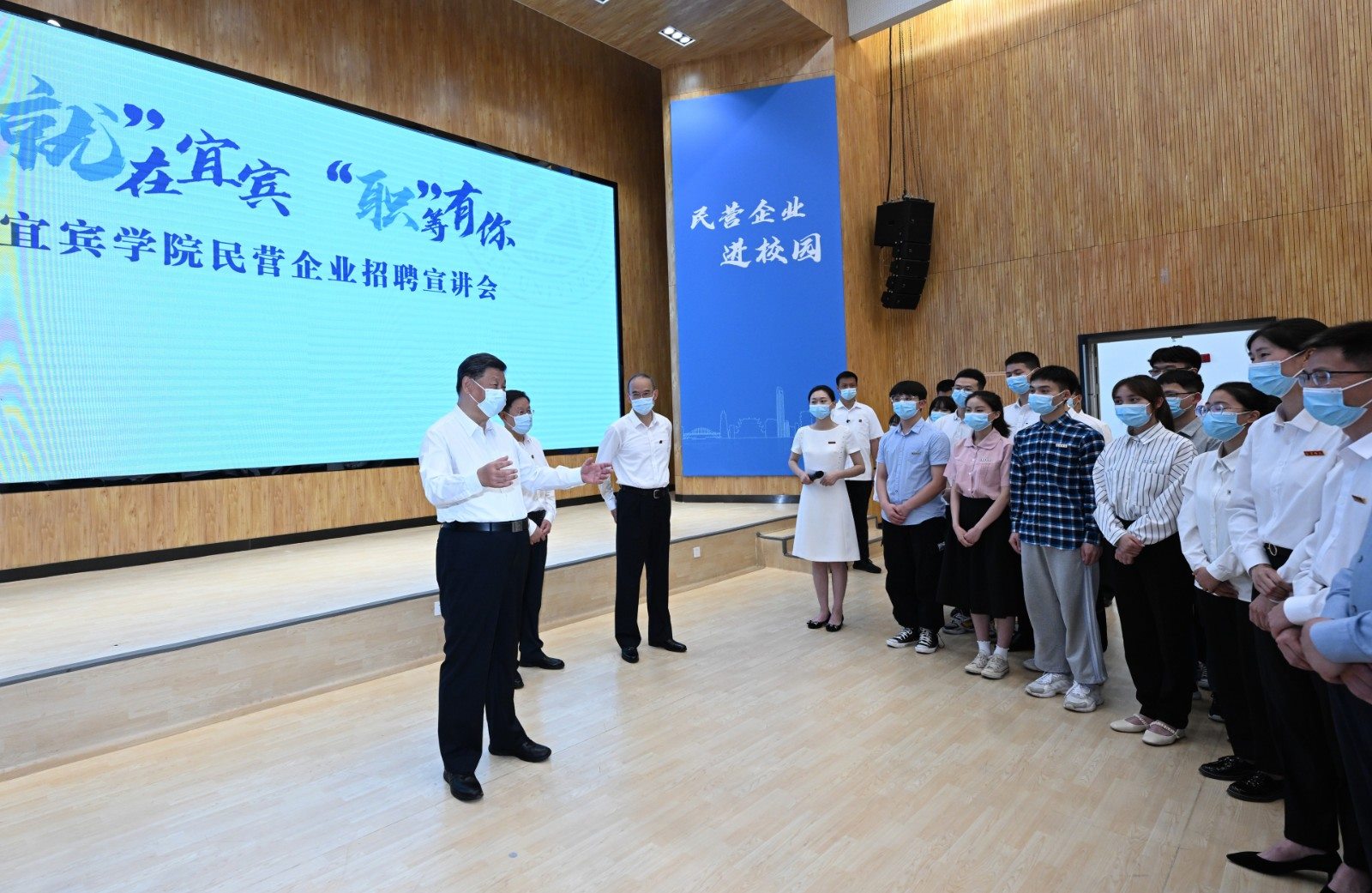 2022年6月8日，習近平總書記在四川考察。這是8日下午，總書記在宜賓學院考察時，向正在參加企業(yè)招聘宣講會的教師、學生、企業(yè)負責人了解企業(yè)招工需求和畢業(yè)生簽約率等情況。