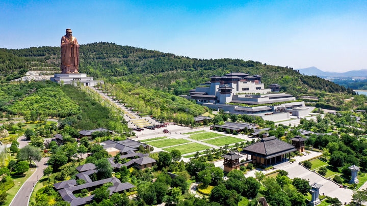 這是2023年6月8日拍攝的山東省曲阜市尼山圣境（無人機(jī)照片）。新華社記者 郭緒雷 攝