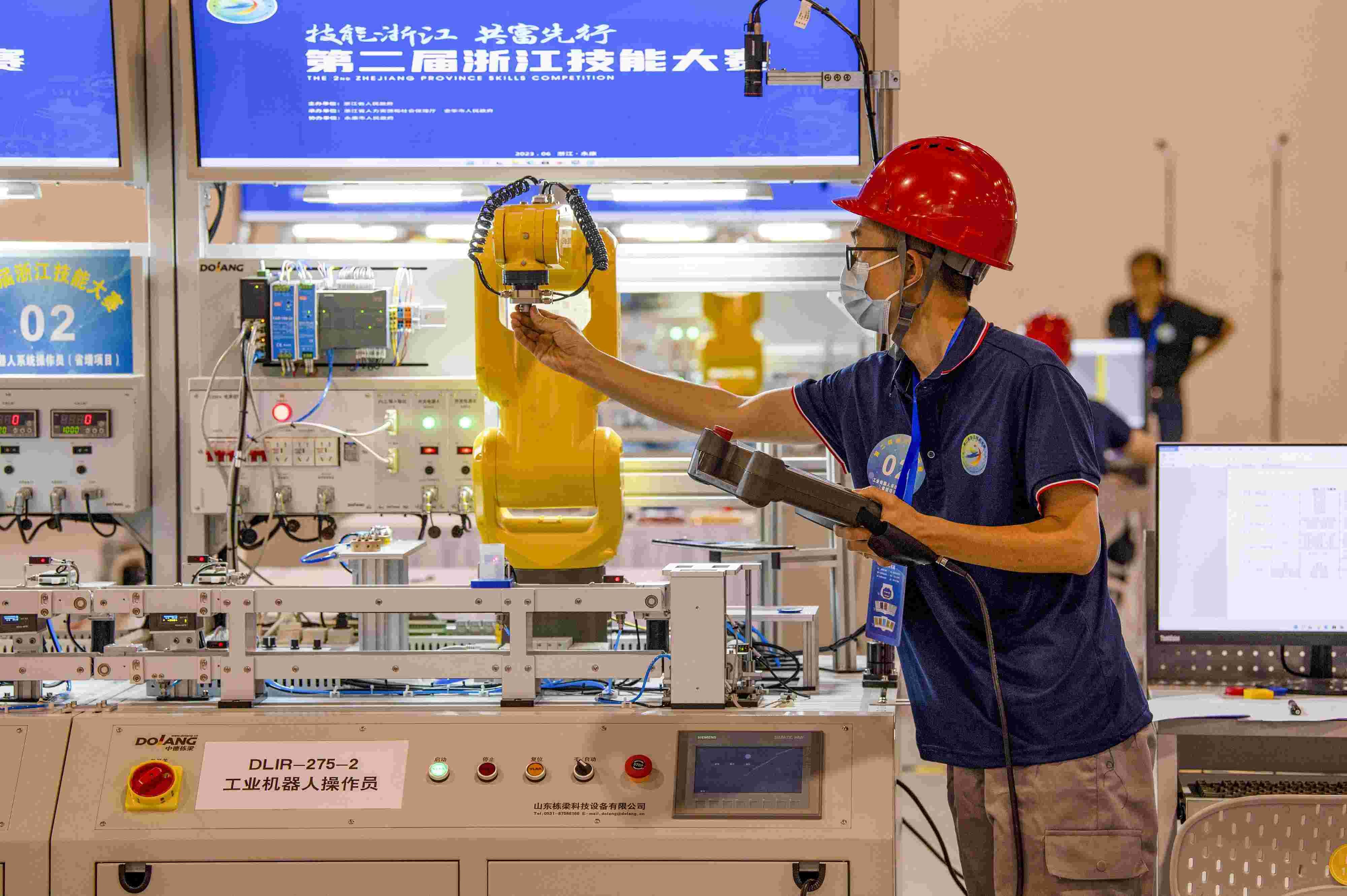 2023年6月19日，第二屆浙江技能大賽在永康市國際會展中心舉行。參賽選手在進行工業(yè)機器人系統(tǒng)操作員項目比賽。