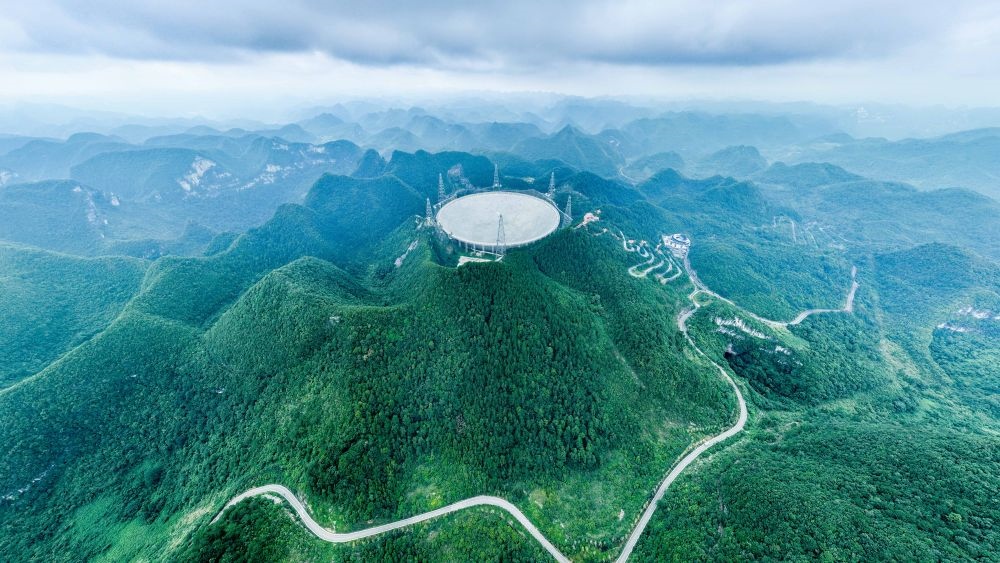 7月26日拍攝的“中國天眼”全景（維護(hù)保養(yǎng)期間拍攝）。新華社記者 歐東衢 攝