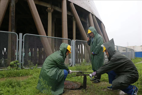 華能北京熱電廠員工操作排水閥降低水塔水位。 受訪者供圖
