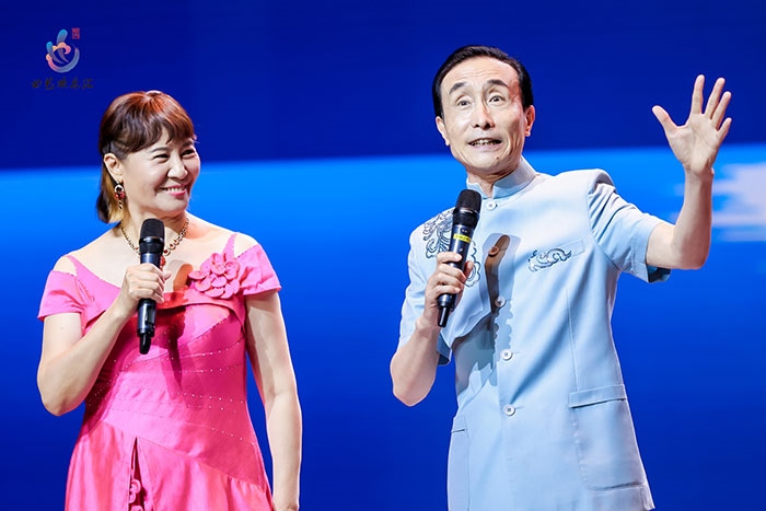 小品表演藝術(shù)家鞏漢林、金珠在演出現(xiàn)場(chǎng)。主辦方供圖