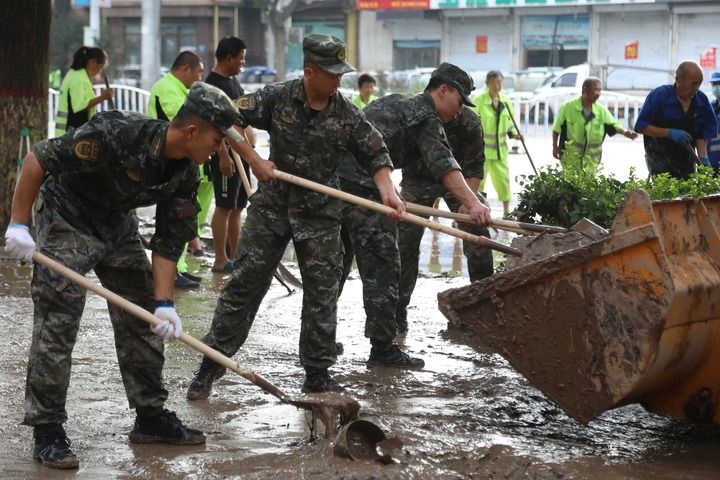 武警河北總隊保定支隊官兵在涿州市城西107國道沿線清理淤泥（8月5日攝）。新華社發(fā)（王紅強 攝）