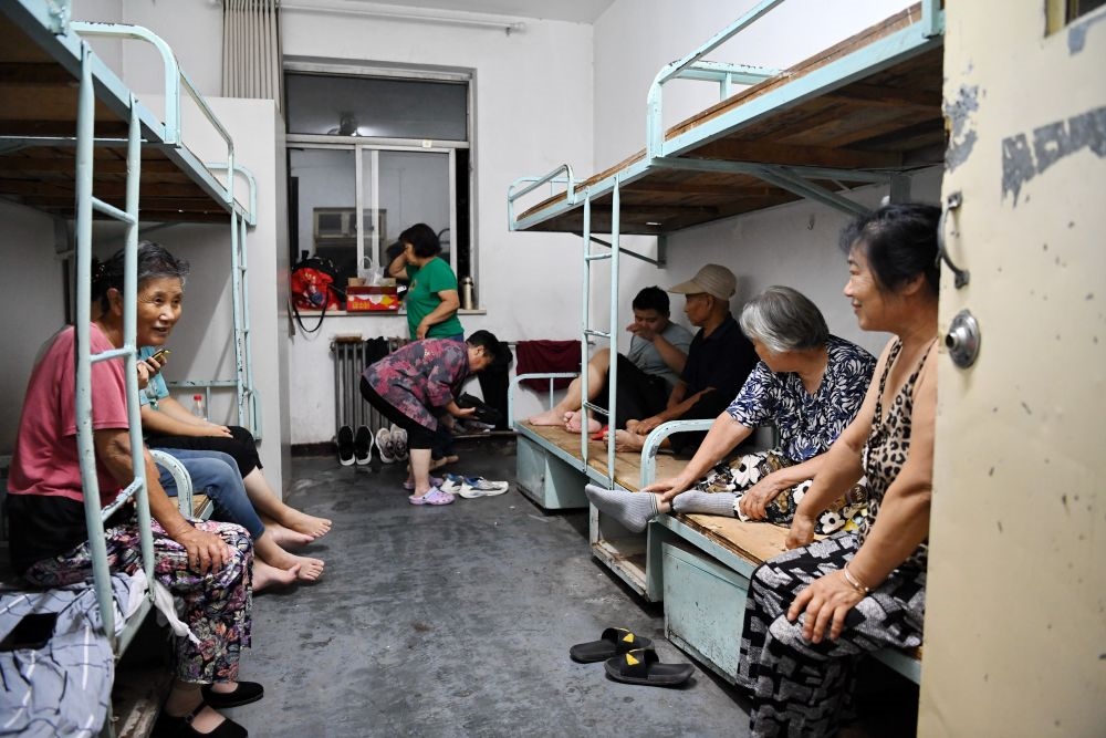 群眾在河北省涿州市職教中心安置點內(nèi)休息（8月1日攝）。新華社記者 牟宇 攝