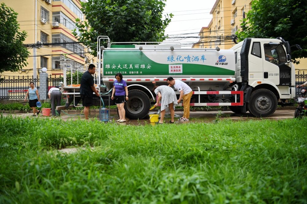 河北省涿州市新星小區(qū)居民從供水車里接水（8月4日攝）。新華社記者 牟宇 攝