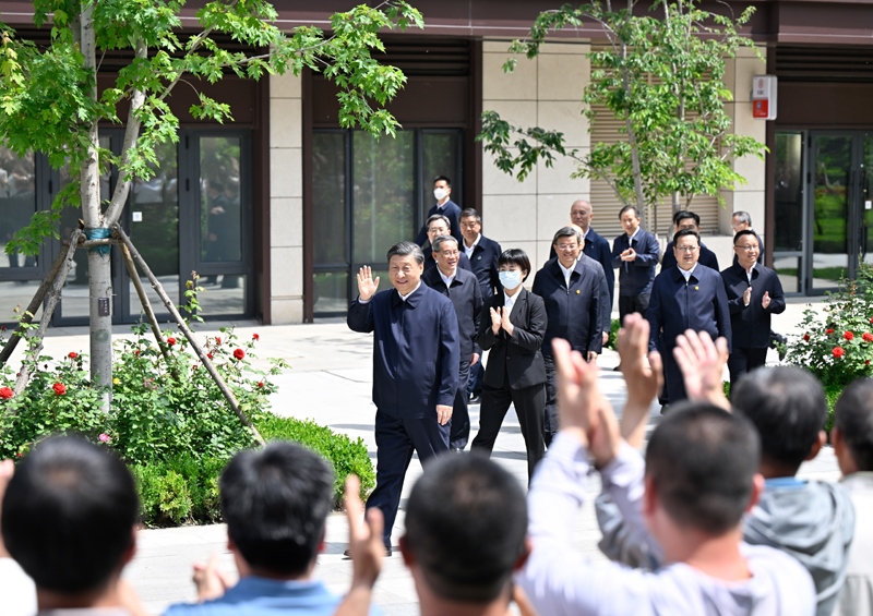 2023年5月10日，習(xí)近平在河北省雄安新區(qū)容東片區(qū)南文營(yíng)社區(qū)考察。