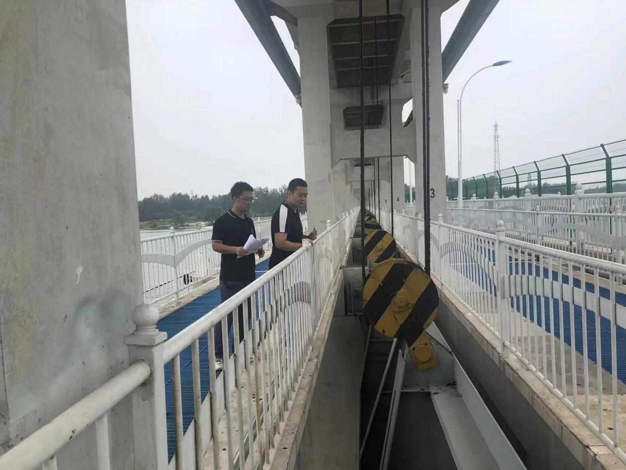 海委海河下游管理局獨(dú)流減河進(jìn)洪閘管理處工作人員檢查水閘閘門(mén)啟閉機(jī)。受訪者供圖