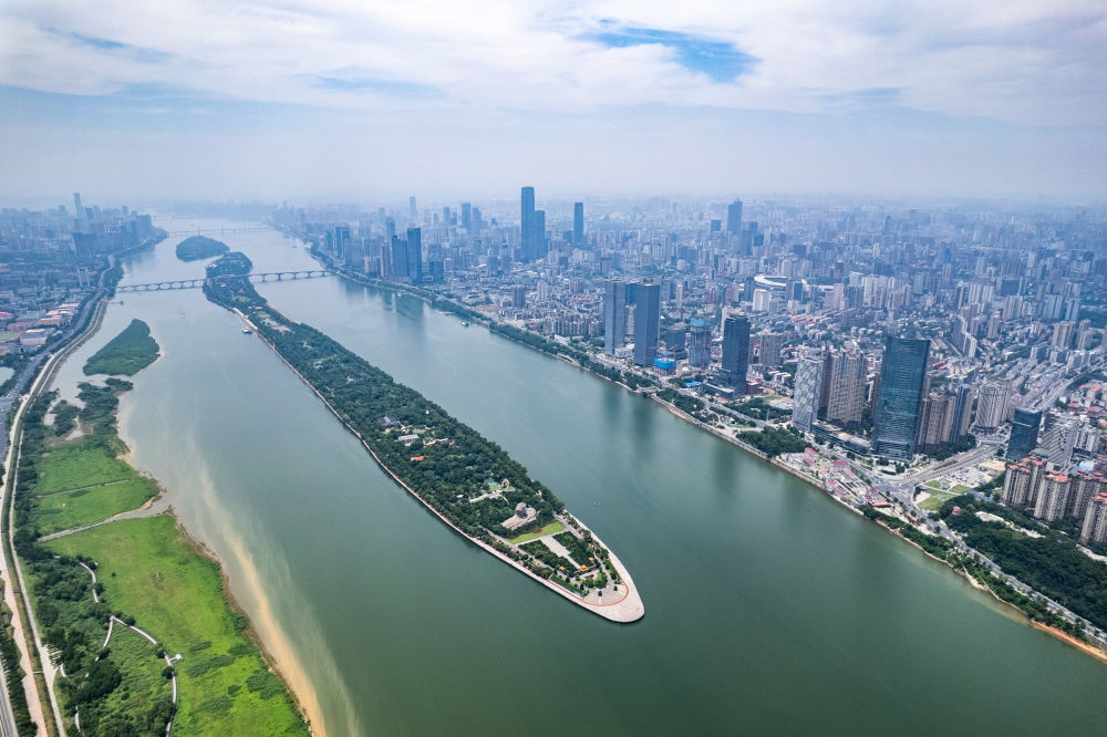 這是6月9日拍攝的長沙橘子洲景區(qū)（無人機(jī)照片）。新華社記者 陳思汗 攝
