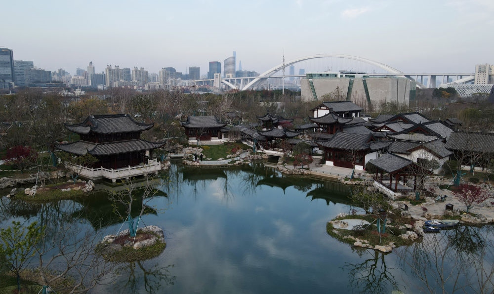 俯瞰位于浦東新區(qū)的上海世博文化公園“申園”中式園林（2021年12月20日攝，無人機照片）。新華社記者 方喆 攝