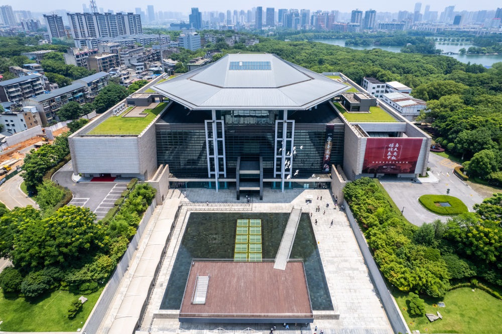 這是在長沙市開福區(qū)拍攝的湖南博物院及周邊景色（無人機(jī)照片，6月7日攝）。新華社記者 陳思汗 攝