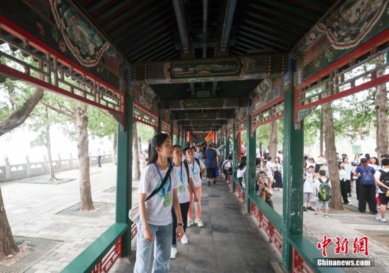 圖為學(xué)員們游覽長(zhǎng)廊。<a target='_blank' href='/'><p align=