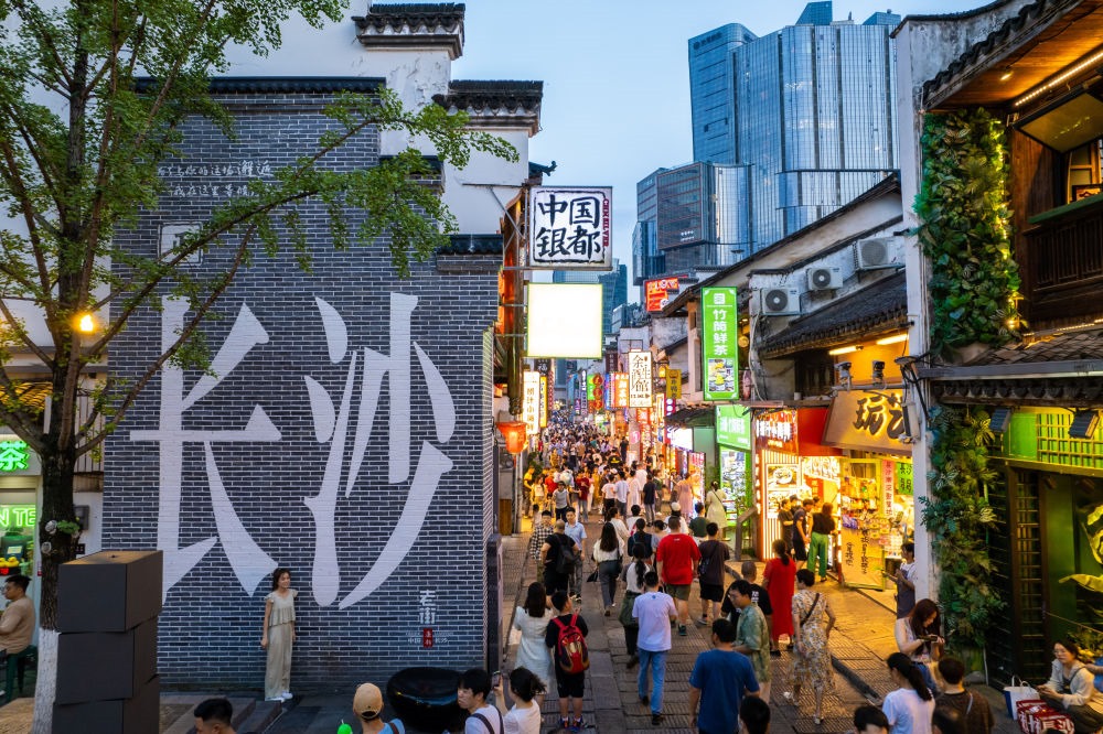 游客在長沙市天心區(qū)太平老街打卡、游玩（無人機(jī)照片，6月7日攝）。新華社記者 陳思汗 攝