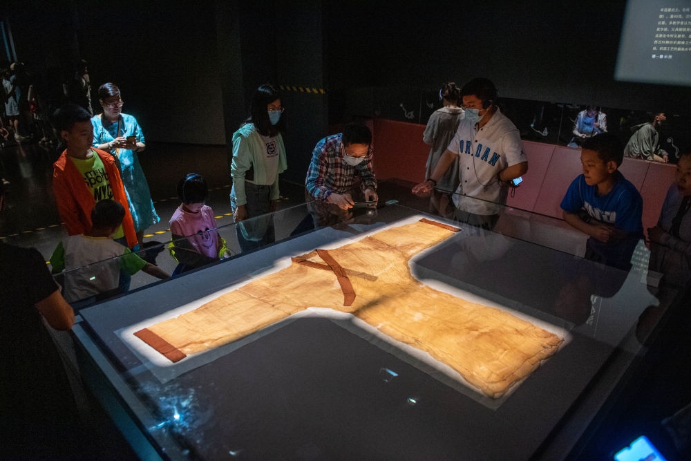 在湖南博物院，游客在參觀馬王堆漢墓出土文物“素紗單衣”（6月7日攝）。新華社記者 陳思汗 攝