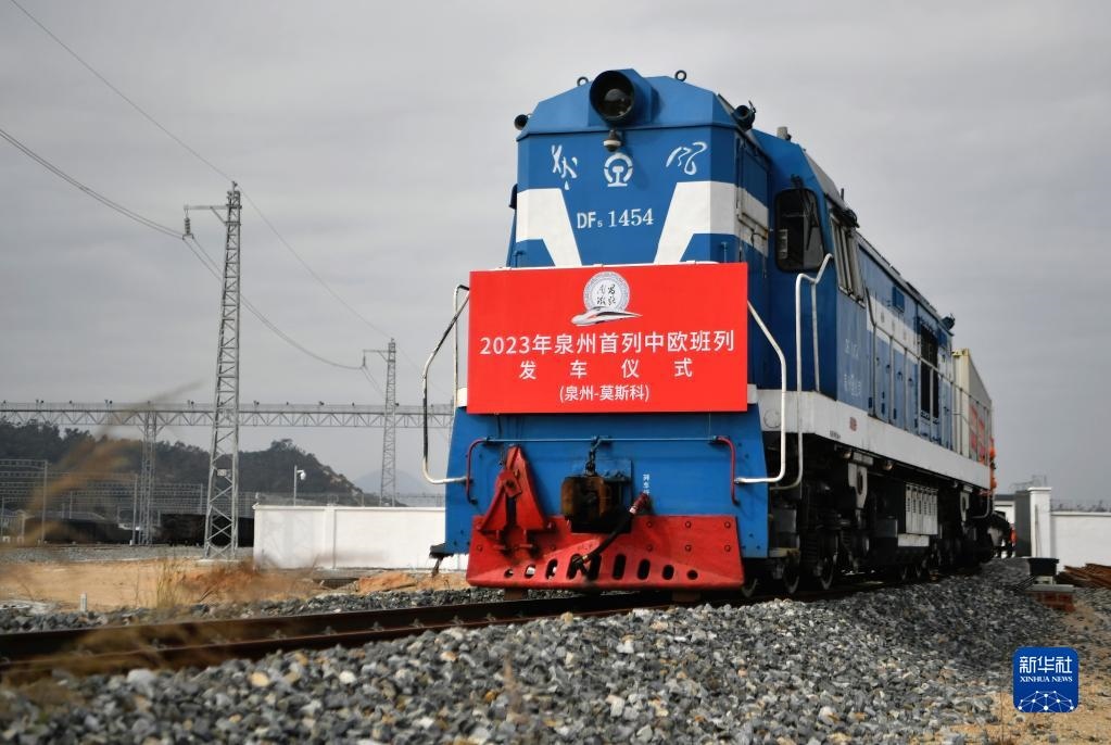 2月3日，中歐班列駛出興泉鐵路黃塘站。當(dāng)日，滿載著55個(gè)集裝箱的中歐班列，從位于福建泉州惠安縣的興泉鐵路黃塘站駛出。這是泉州今年開出的首趟中歐班列，也是興泉鐵路開通后的首趟泉州中歐班列。據(jù)了解，此次班列裝載產(chǎn)品主要來自泉州進(jìn)出口企業(yè)，貨重601.4噸，貨值約262.5萬美元。新華社記者 魏培全 攝
