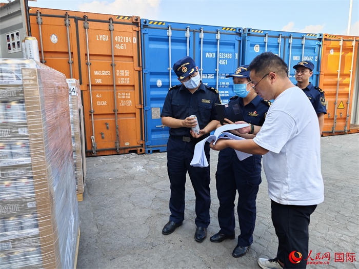 8月3日，鄭州車站海關(guān)工作人員在查驗(yàn)報(bào)關(guān)貨物。人民網(wǎng) 崔譯戈攝