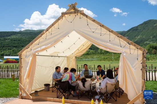 8月12日，游客在寧夏固原市涇源縣大灣鄉(xiāng)楊嶺村品嘗當(dāng)?shù)孛朗?。新華社記者 李旭倫 攝