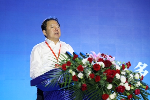 鄂爾多斯市委常委、伊金霍洛旗委書記華瑞鋒致辭。人民網(wǎng)記者 李乃妍攝