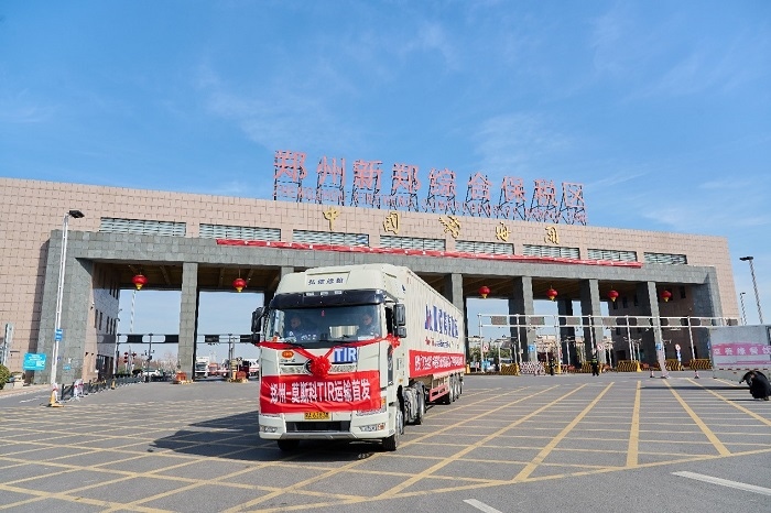 2023年2月20日，鄭州—莫斯科TIR運(yùn)輸首發(fā)車輛駛出鄭州新鄭綜合保稅區(qū)。新鄭海關(guān)供圖