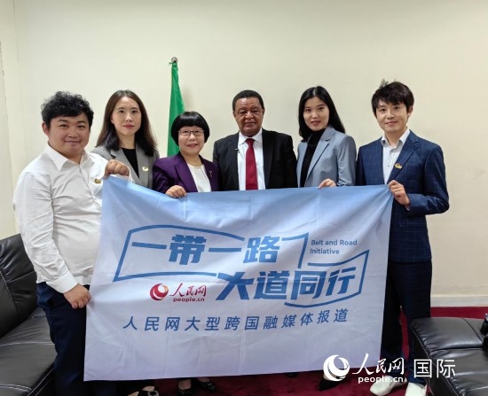 穆拉圖·特肖梅與人民網(wǎng)記者合影。