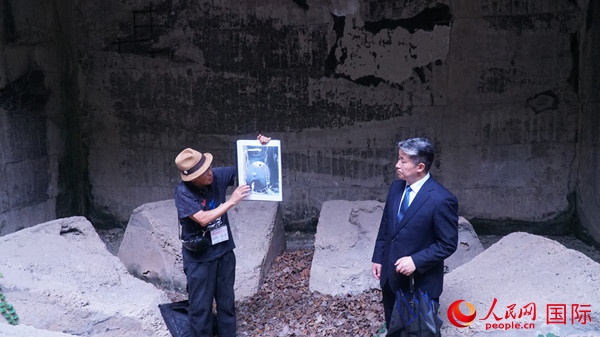 毒氣島歷史研究所事務(wù)局長山內(nèi)正之在毒氣儲存遺址為大家介紹日軍發(fā)動毒氣戰(zhàn)的罪證。人民網(wǎng) 蔣曉辰攝